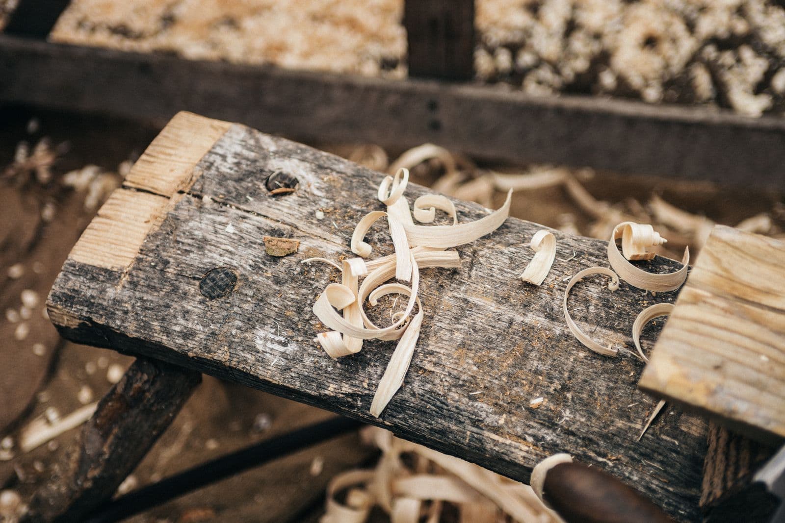 Copeaux de rabot sur un tréteau de bois patiné